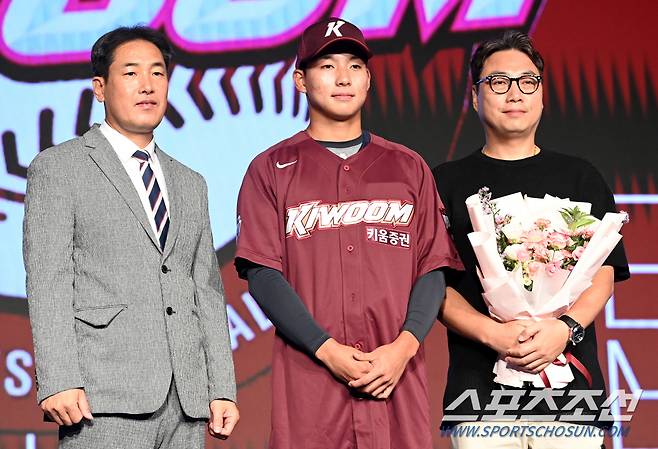 11일 롯데호텔 월드 서울에서 열린 2025 KBO 드래프트, 전체 7순위로 키움에 지명된 충훈고 김서준이 고형욱 단장, 아버지와 포즈를 취하고 있다. 잠실=허상욱 기자 wook@sportschosun.com/2024.09.11/