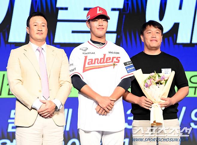 11일 롯데호텔 월드 서울에서 열린 2025 KBO 드래프트, 전체 8순위로 SSG에 지명된 강릉고 이율예가 김재현 단장, 아버지와 포즈를 취하고 있다. 잠실=허상욱 기자 wook@sportschosun.com/2024.09.11/