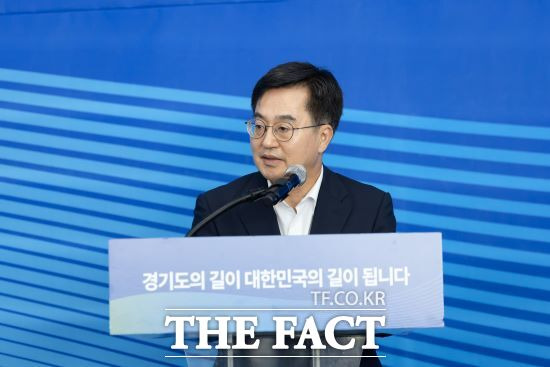 김동연 경기도지사는 11일 오전 MBC 라디오 '김종배의 시선집중'과 인터뷰를 통해 "지금 민생회복지원금 주는 것에는 찬성이다. 다만 어렵고 좀 힘든 계층에 두텁고 촘촘하게 지원하는 것이 여러 가지 면에서 효과적이라는 것이 저의 생각"이라고 밝혔다./경기도