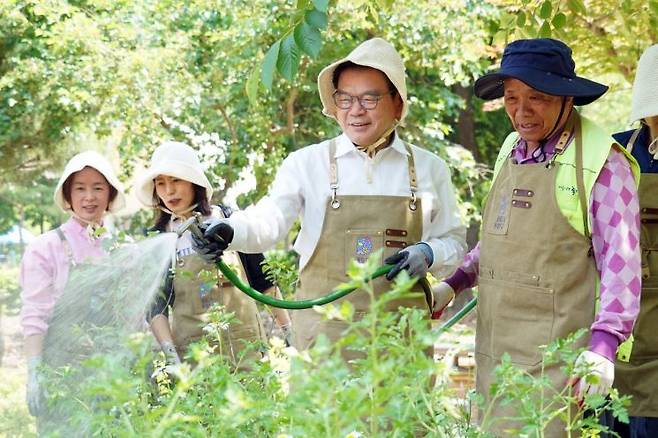 이필형 동대문구청장(오른쪽에서 두번째)가 정원사들과 함께 정원 가꾸기에 나섰다.