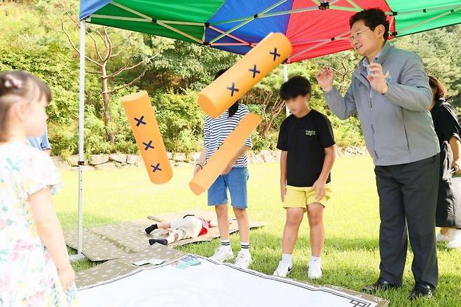 이상일 용인시장이 아동양육시설인 '선한사마리아원'에서 아이들과 윷놀이를 즐기고 있다. [사진제공=용인시]