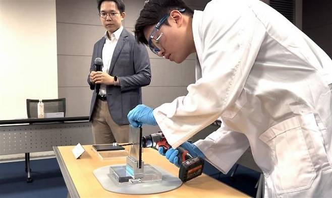 11일 서울 중구 대한상공회의소 소회의실에서 개최된 스탠다드에너지 기자간담회에서 이동영 CTO가 바나듐이온배터리 드릴 관통 시연에 대한 설명을 하고 있다. 사진제공=스탠다드에너지