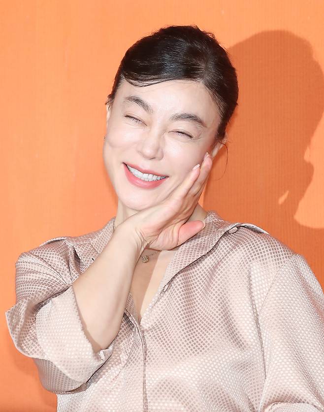 배우 최화정이 10일 서울 종로구 인근에서 열린 뷰티 브랜드 포토 행사에 참석해 포즈를 취하고 있다. /뉴스1