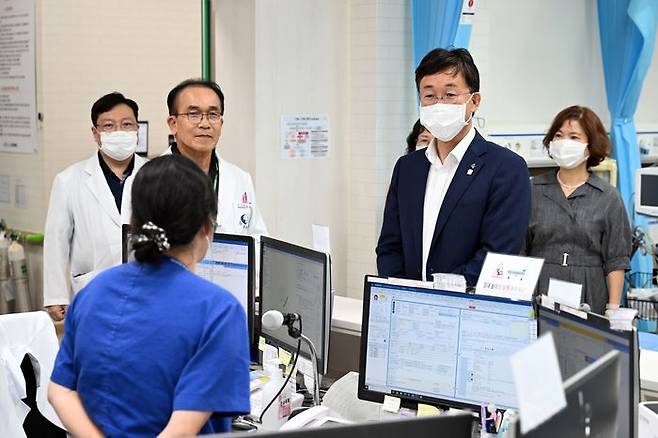 이민근 시장이 단원병원을 방문해 의료진을 격려하고, 추석 연휴 비상사태 대비를 당부하고 있다. ⓒ안산시 제공