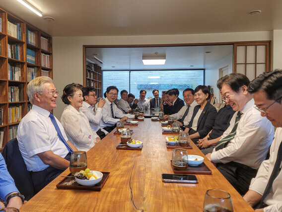 이재명 더불어민주당 대표를 비롯한 지도부가 8일 오후 경남 양산 평산마을 문재인 전 대통령 사저에서 문 전 대통령과 대화하고 있다. 더불어민주당 제공