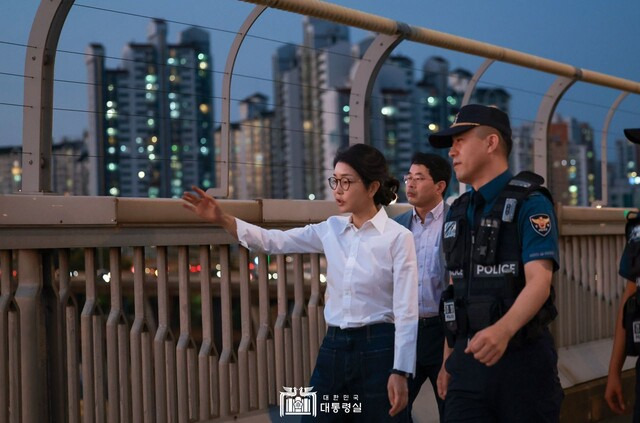 김건희 여사는 지난 10일 비공개로 서울시 119특수구조단 뚝섬 수난구조대, 한강경찰대 망원 치안센터, 용강지구대를 찾아 현장을 살피고 근무자를 격려했다. 대통령실 제공