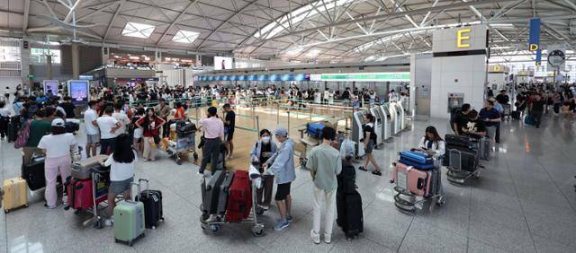 지난달 4일 인천국제공항 제1여객 터미널 출국장이 여행객들로 북적이고 있습니다. 뉴시스