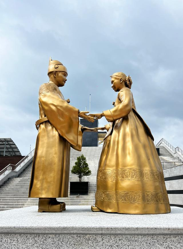 청령포 매표소 입구에 단종과 부인 정순왕후의 동상이 세워져 있다.