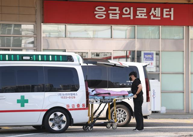 추석 연휴를 앞두고 전국 병원 곳곳이 응급실 운영에 차질을 빚고 있는 가운데 11일 오전 서울 동작구 한 대형병원 응급실 인근에서 환자가 이송되고 있다. 연합뉴스