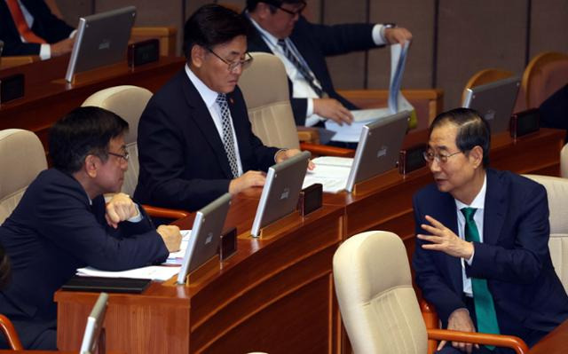 한덕수(오른쪽) 국무총리가 11일 오후 서울 여의도 국회에서 열린 대정부질문에서 최상목 경제부총리 겸 기획재정부 장관과 대화하고 있다. 뉴시스