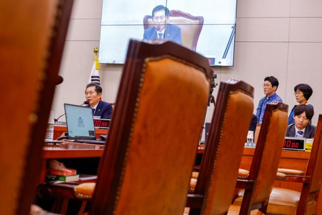 정청래 국회 법제사법위원회 위원장이 11일 여의도 국회에서 열린 법사위 전체회의에서 국민의힘 의원들 퇴장 속에 발언하고 있다. 뉴스1