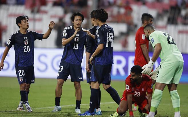 <yonhap photo-0842="">일본 축구대표팀 선수들이 10일 바레인 국립경기장에서 열린 바레인과의 2026 FIFA 북중미 월드컵 아시아 3차 예선에서 골을 넣은 뒤 기뻐하고 있다. 로이터=연합뉴스</yonhap>