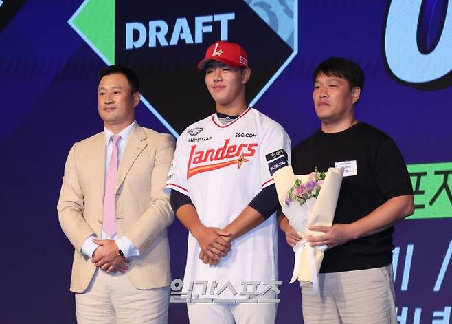 2025 KBO 신인드래프트가 11일 오후 서울 송파구 롯데호텔월드 크리스탈볼룸에서 열렸다. 강릉고 이율예가 SSG에 지명된 뒤 포토타임을 갖고 있다. 잠실=정시종 기자 capa@edaily.co.kr /2024.09.11.