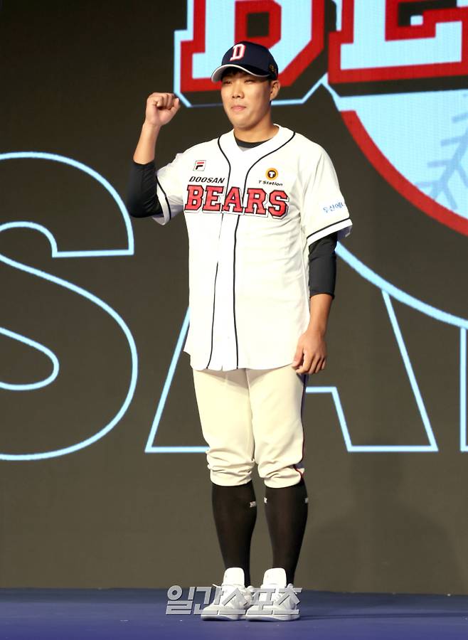 2025 KBO 신인드래프트가 11일 오후 서울 송파구 롯데호텔월드 크리스탈볼룸에서 열렸다. 덕수고 박준순이 두산에 지명된 뒤 포토타임을 갖고 있다. 잠실=정시종 기자 /2024.09.11.