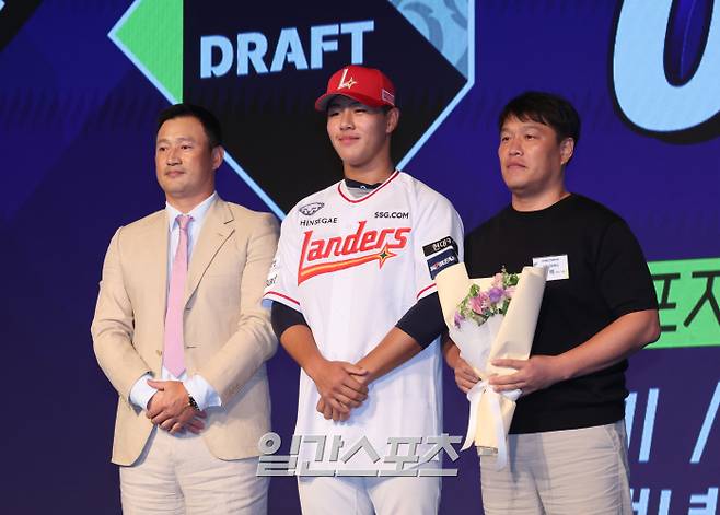 2025 KBO 신인드래프트가 11일 오후 서울 송파구 롯데호텔월드 크리스탈볼룸에서 열렸다. 강릉고 이율예가 SSG에 지명된 뒤 포토타임을 갖고 있다. 잠실=정시종 기자/2024.09.11.
