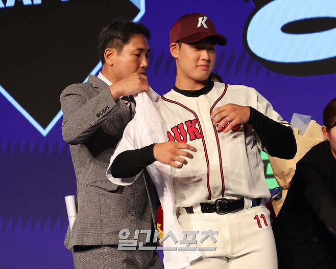 2025 KBO 신인드래프트가 11일 오후 서울 송파구 롯데호텔월드 크리스탈볼룸에서 열렸다. 덕수고 정현우가 키움에 지명된 뒤 유니폼을 입고 있다. 잠실=정시종 기자 /2024.09.11.