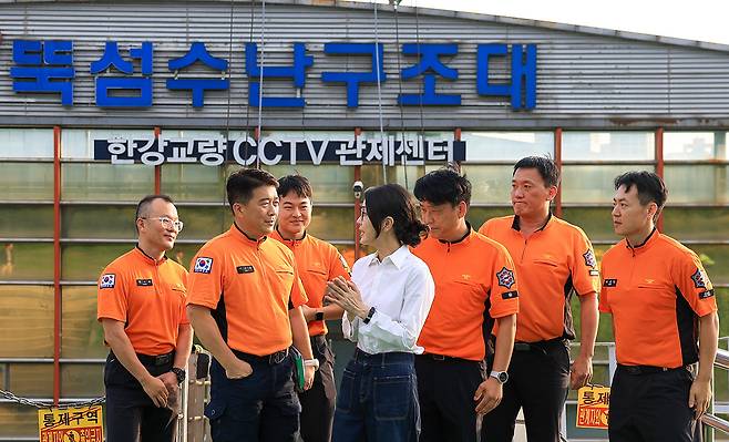 119특수구조단 뚝섬수난구조대를 방문해 근무자들과 대화하는 김건희 여사 2024.9.10 [대통령실 제공]