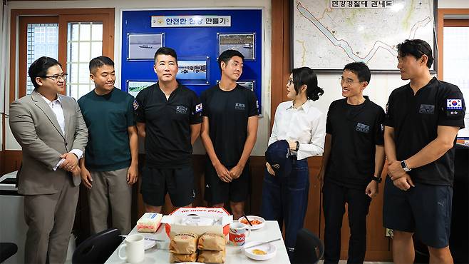 한강경찰대 망원치안센터에서 근무자들과 대화하는 김건희 여사 2024.9.10 [대통령실 제공]