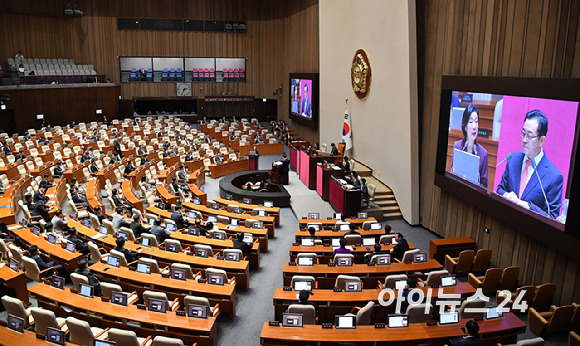 오영주 중소벤처기업부 장관이 11일 오후 서울 여의도 국회에서 열린 본회의에서 이종배 국민의힘 의원의 대정부 질문(경제 분야)에 답하고 있다. [사진=곽영래 기자]