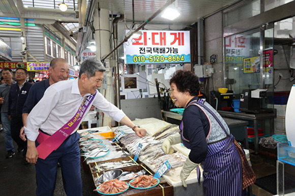 11일 이강덕 포항시장이 구룡포시장을 찾아 장보기를 갖고 상인들을 만나고 있다.  [사진=포항시청]