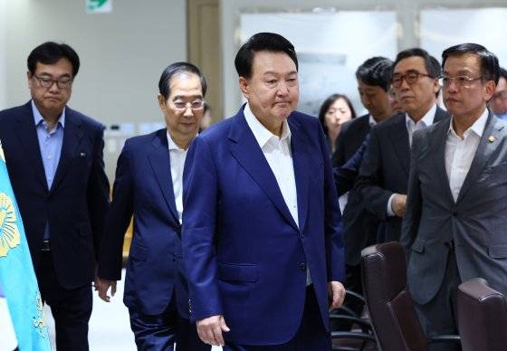 윤석열 대통령이 한덕수 국무총리(왼쪽)와 10일 서울 용산 대통령실에서 열린 국무회의에 참석하고 있다. 윤 대통령은 “정부는 의료인들의 헌신에 조금이라도 보답하기 위해 추석 연휴 전후 한시적으로 진찰료, 조제료 등 건강보험 수가를 대폭 인상한다”고 말했다. 김현동 기자