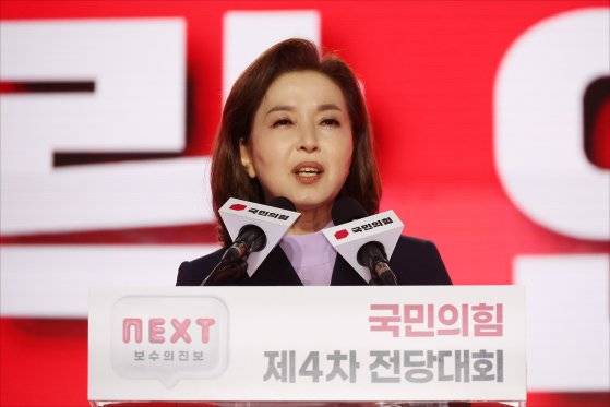 국민의힘 김민전 최고위원이 23일 경기 고양 킨텍스에서 열린 제4차 국민의힘 전당대회에서 최고위원으로 선출된 뒤 수락 연설을 하고 있다. 연합뉴스