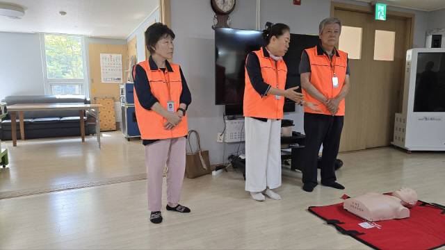 ▲ 김진태 강원특별도지사와 대한노인회 원주시지회(회장 유종우)는 지난 10일 원주 단계동에 있는 봉화산 벨라시티 1차 경로당을 방문, 스마트 경로당 운영방안을 논의하는 등 어르신들과 소통하는 시간을 가졌다. 이날 단계동 주민자치위원회의 심폐소생술 교육 활동에 대한 공유도 이뤄졌다.