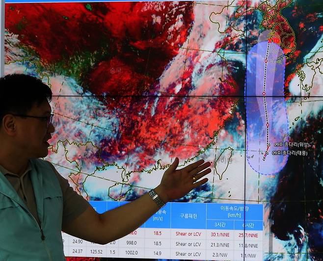 19일 전북자치도 전주시 전주기상지청에서 예보관들이 북상하는 제9호 태풍 '종다리'의 이동 경로를 확인하고 있다 . / 사진=뉴스1