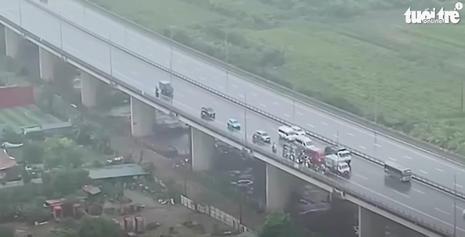 슈퍼태풍 ‘야기’가 상륙한 베트남에서 차량들이 주변 오토바이 운전자를 강풍에서 보호하며 움직이고 있다. 뚜오이쩨 유튜브 갈무리