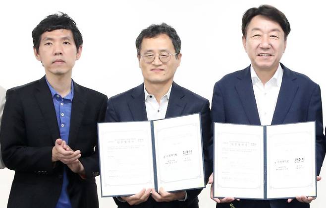 이창호 9단(왼쪽)과 양재호 한국기원 사무총장(가운데), 우범기 전주시장이 지난 9일 ‘2024~2025 KB국민은행 바둑리그’에 참가할 전주시 바둑팀 창단을 위한 업무협약을 체결하고 협약서를 들어보이고 있다. 전주시 제공