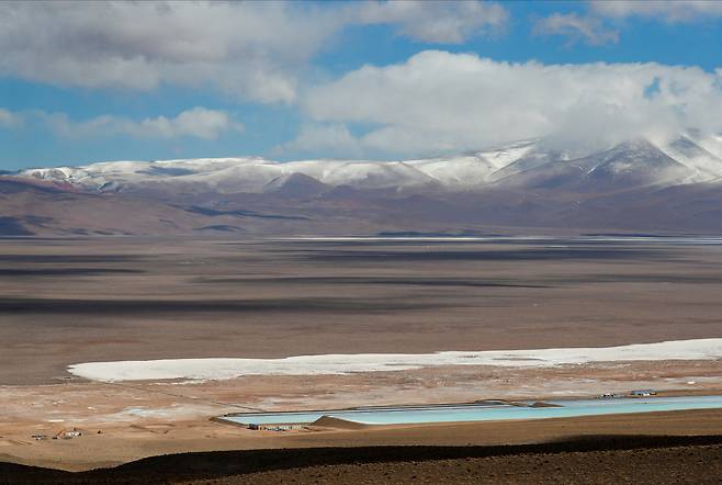 Brine pools used to extract lithium are seen next to a lithium mining camp at the Salar del Rincon salt flat in Salta, Argentina, Aug. 12, 2021. (Reuters-Yonhap)