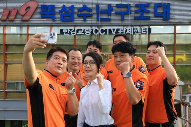 김건희 여사가 세계 자살 예방의 날인 10일 자살 예방 및 구조 관계자 격려차 서울 광진구 119 특수구조단 뚝섬 수난구조대를 찾아 근무자들과 사진을 찍고 있다. 사진=대통령실