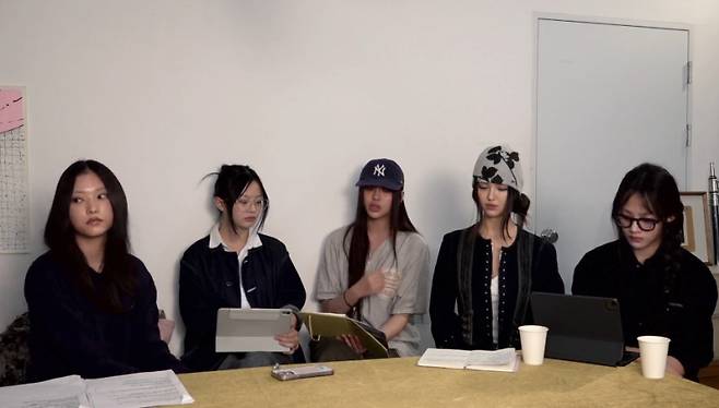 11일 오후 유튜브 생방송을 통해 직접 입장을 밝히는 그룹 뉴진스의 모습. 유튜브 화면 캡처