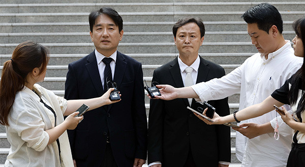 TMON CEO Ryu Kwang-jin and Wemakeprice CEO Ryu Hwa-hyun answer questions from reporters in front of the Seoul Bankruptcy Court in Seocho-gu on the 10th. [Photo by Kim Ho-young]