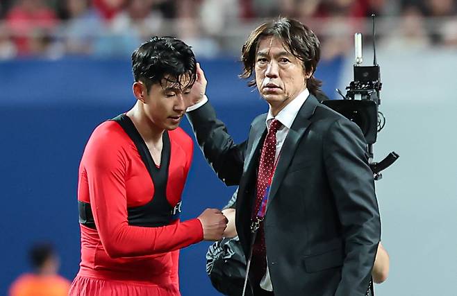 홍명보 대한민국 축구대표팀 감독이 지난 5일 오후 서울 마포구 서울월드컵경기장에서 열린 2026 국제축구연맹(FIFA) 북중미 월드컵 아시아 3차 예선 B조 1차전 대한민국과 팔레스타인의 경기에서 0대0 무승부 후 손흥민을 격려하고 있다. /사진=뉴스1