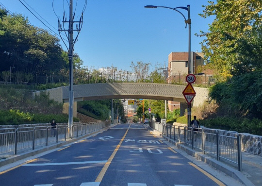 동작구 국사봉 생태육교 전경. 동작구청 제공