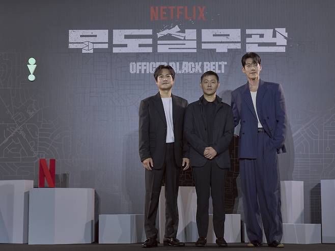10일 서울 광진구 롯데시네마건대입구에서 열린 '무도실무관' 제작발표회에 참석한 김성균· 김우빈 두 주연배우와 김주환 감독. [넷플릭스 제공]