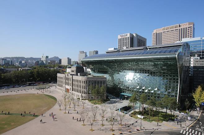 서울시는 한국환경공단과 함께 온실가스 배출 주범으로 꼽히는 냉매를 줄이기 위해 전국 최초로 법정규모 미만 시설의 냉매 기기를 전산화해 관리한다. 사진은 서울시청 본관.[서울시 제공]