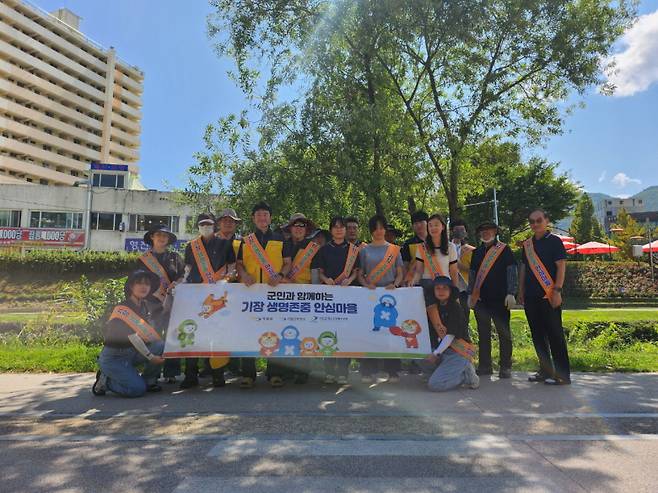 지난 10일 '자살예방의 날'을 맞아 기장군정신건강복지센터와 부산환경공단 정관사업소가 공동캠페인을 진행한 뒤 기념촬영을 하고 있다. [사진=기장군]