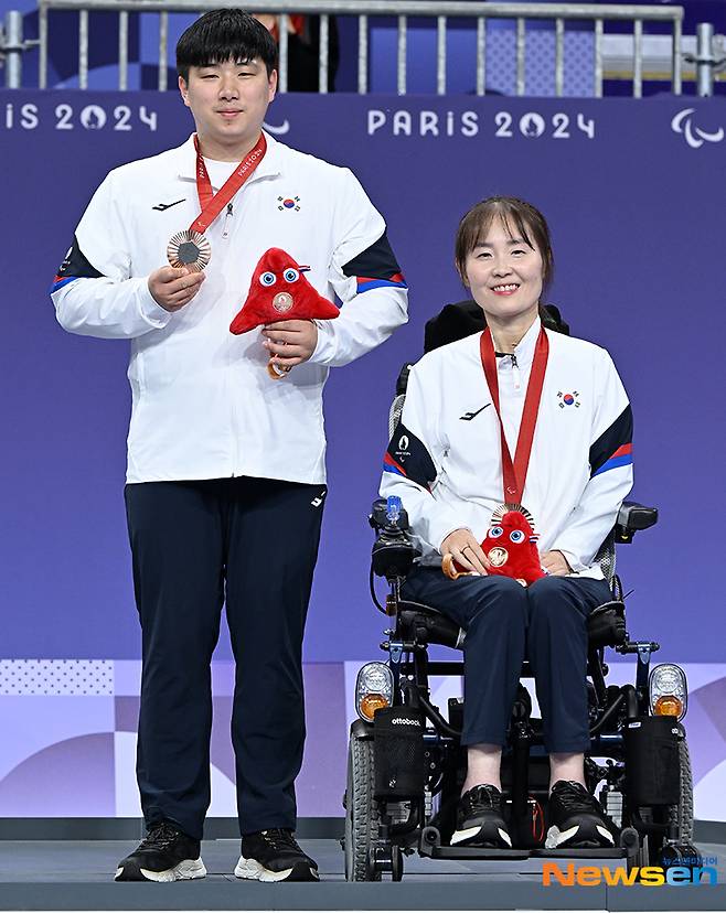 이와 함께 보치아 BC3등급 여자개인 시상도 함께 진행됐다. 동메달을 목에 건 강선희 선수(오른쪽)와 박세열 경기파트너.