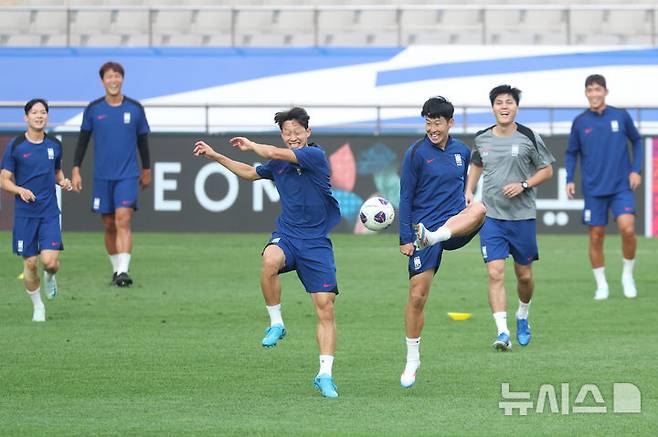 [서울=뉴시스] 황준선 기자 = 대한민국 축구 국가대표팀 주장 손흥민을 비롯한 선수들이 지난 4일 서울 마포구 서울월드컵경기장에서 훈련을 하고 있다.대표팀은 오는 5일 서울월드컵경기장에서 팔레스타인과 2026 국제축구연맹(FIFA) 북중미 월드컵 아시아 3차 예선 B조 1차전을 치른다. 2024.09.04. hwang@newsis.com