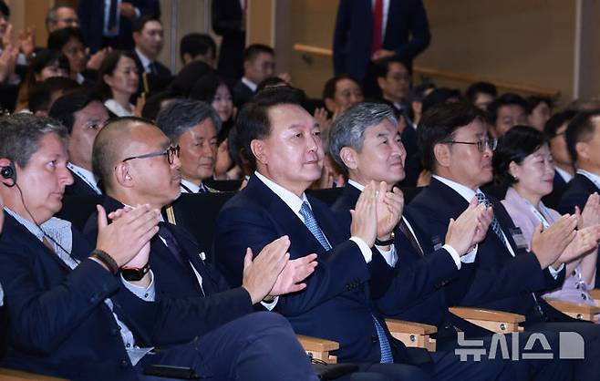 [서울=뉴시스] 최진석 기자 = 윤석열 대통령이 11일 서울 강남구 코엑스에서 열린 사이버 서밋 코리아(CSK) 2024 개회식에서 박수치고 있다. (대통령실통신사진기자단) 2024.09.11. myjs@newsis.com