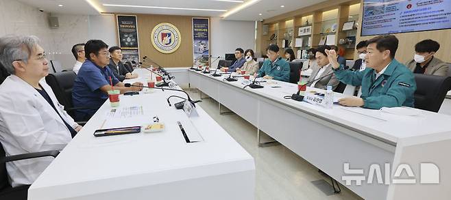 [익산=뉴시스] 김관영 전북특별자치도지사는 11일 익산 원광대학교병원을 방문해 의사집단행동 장기화로 인한 의료공백을 최소화하기 위해 헌신적으로 진료를 이어가고 있는 의료진들을 격려하고, 추석명절 응급의료체계를 점검하고 있다. 2024.09.11 (사진= 전북자치도 제공) *재판매 및 DB 금지