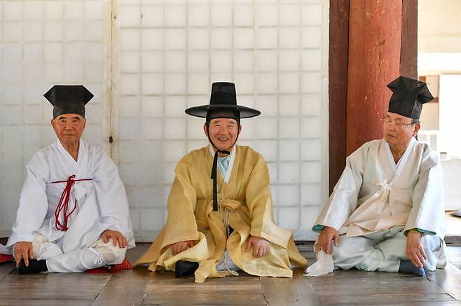 정세균 신임 소수서원 원장이 유림들과 담소를 나누고 있다. (사진=영주시 제공) *재판매 및 DB 금지