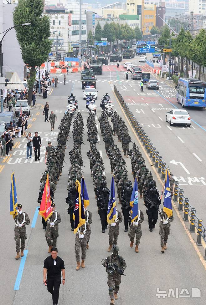 [인천=뉴시스] 전진환 기자 = 11일 오후 인천 중구 유동삼거리 인근에서 육군 17사단 장병들이 제74주년 인천상륙작전 기념 시가행진을 하고 있다.  2024.09.11. amin2@newsis.com