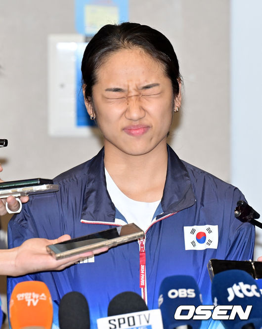 [OSEN=인천공항, 민경훈 기자] 2024 파리 올림픽 배드민턴 대표팀이 7일 오후 인천국제공항을 통해 귀국했다.세계랭킹 1위 안세영은 지난 5일(한국시간) 프랑스 파리 포르트 드 라 샤펠 경기장에서 열린 2024 파리 올림픽 배드민턴 여자 단식 결승전에서 세계랭킹 9위 허빙자오(중국)를 2-0(21-13, 21-16)으로 꺾고 우승을 차지하며 금메달을 목에 걸었다. 또한 김원호와 정나은은 배드민턴 혼합복식에서 은메달을 획득했다.한편, 안세영은 경기 후 대한배드민턴협회의 선수 부상관리, 선수 육성 및 훈련방식, 협회의 의사결정 체계, 대회출전 등에 대한 문제점을 지적하는 폭탄 발언으로 눈길을 끌었다. 안세영이 입국장을 통과한 후 인터뷰를 하며 얼굴을 찡그리고 있다. 2024.08.07 /rumi@osen.co.kr