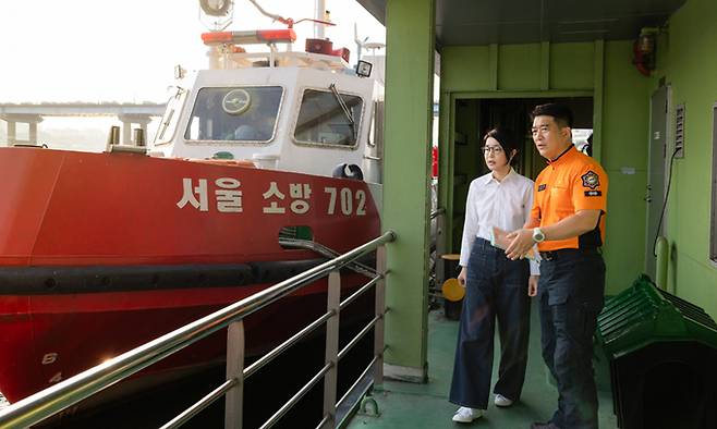 김건희 여사가 10일 '세계 자살 예방의 날'을 맞아 119특수구조단 뚝섬수난구조대에서 구조 보트에 대한 설명을 듣고 있다. 대통령실 제공