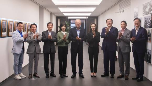 한경협, 신규 부회장 3명 선임 - 한국경제인협회(한경협)가 출범 1주년을 앞둔 지난 9일 회장단에 김남구 한국투자금융지주 회장, 김정수 삼양라운드스퀘어 부회장, 성래은 영원무역그룹 부회장 등 3명을 새로 영입한다고 공식 발표했다. 왼쪽부터 이웅열 코오롱 명예회장, 이장한 종근당 회장, 김윤 삼양홀딩스 회장, 김 부회장, 류진 한경협 회장, 성 부회장, 김 회장, 조현준 효성 회장, 김창범 한경협 상근부회장. 한경협 제공