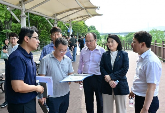 가래여울 쉼터에서 현장설명을 듣는 임만균 위원장, 박춘선 부위원장과 환경수자원위원회 위원들