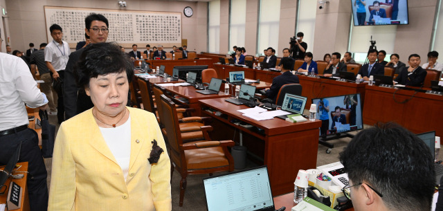 국회 법제사법위원회 소속 국민의힘 의원들이 11일 국회에서 열린 법사위 전체회의에서 ‘김건희 특검법’과 ‘채상병 특검법’ 표결 직전 반발하며 회의장에서 퇴장하고 있다. 오승현 기자